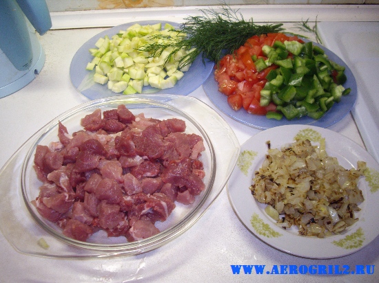 Свинина с овощами в керамически горшочках