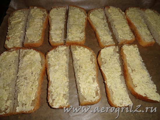 Чесночные гренки из белого хлеба