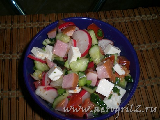 Салат из овощей с брынзой